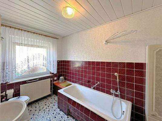 Tageslichtbad mit Badewanne im Erdgeschoss