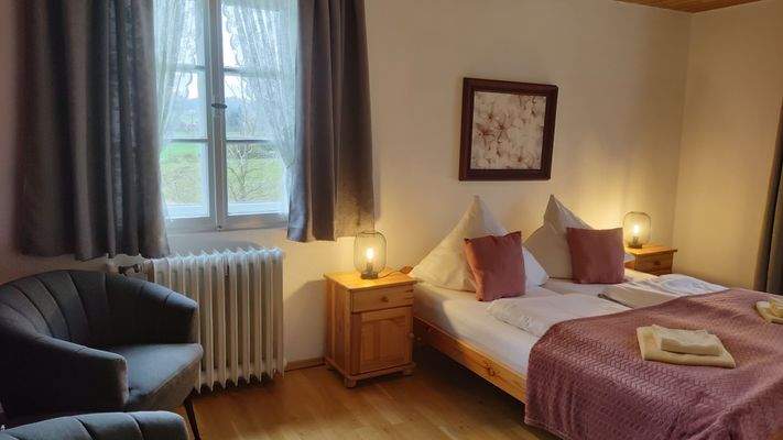 Zimmer 6 Sitz und Schlafbereich