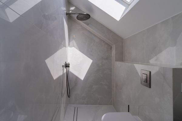 Duschbadezimmer in der oberen Ebene