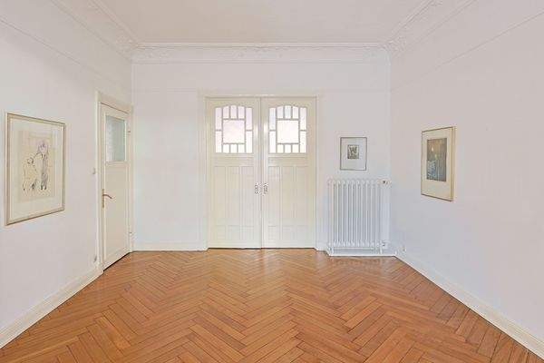 Wohnzimmer mit Schiebetür und elegantem Fischgrät-Parkett