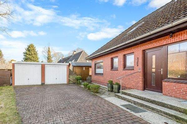 Hautpeingang und Garagen