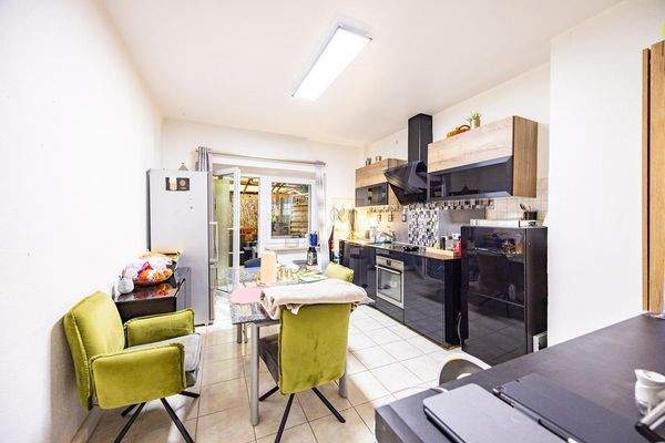 Küche mit Zugang zur Terrasse und Garten