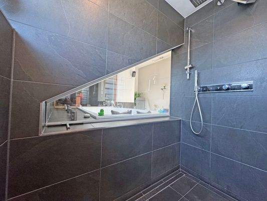 Dusche DG mit Blick in den Wellnessraum.jpg