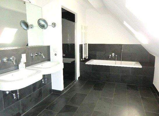 Bad mit Dusche u. Wanne.JPG