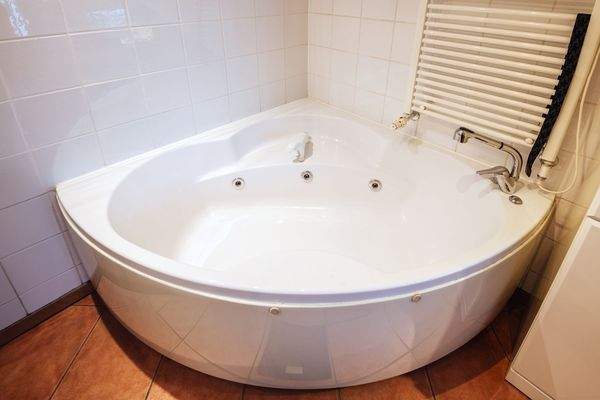 Eckbadewanne mit Whirlpoolfunktion