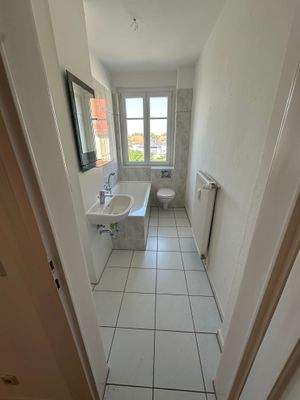 Bad Wanne und Fenster.jpg