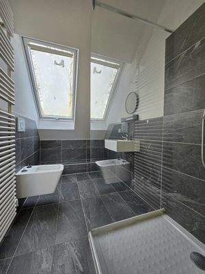 modernes Duschbad mit Fenster