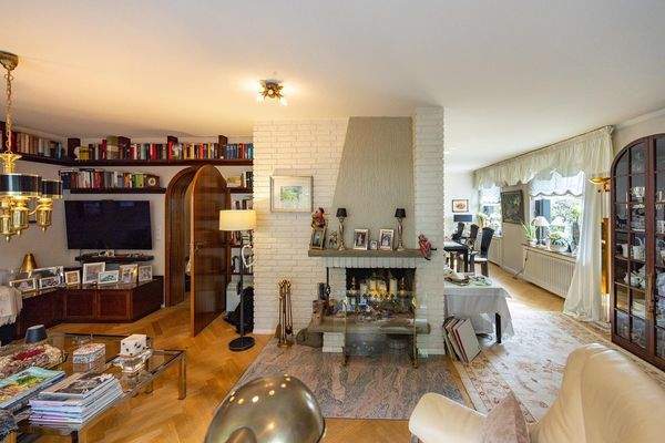 OG: Wohnzimmer mit Kamin, Parkett