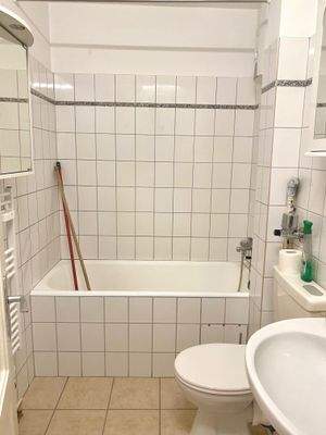 Helle, geflieste Voll/Duschbadkombination mit Handtuchheizung