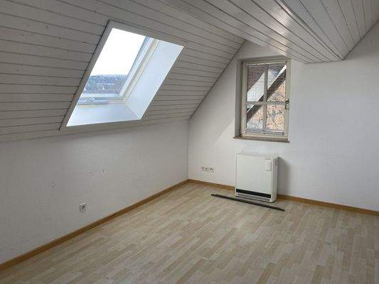 Ankleide, Kinderzimmer oder Hobbyraum im oberen Bereich