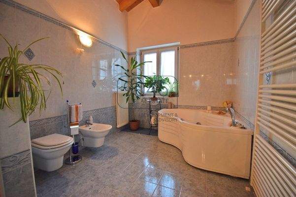 Großzügige Villa mit Privatgarten, unabhängiger Dependance und Gemeinschaftspool 