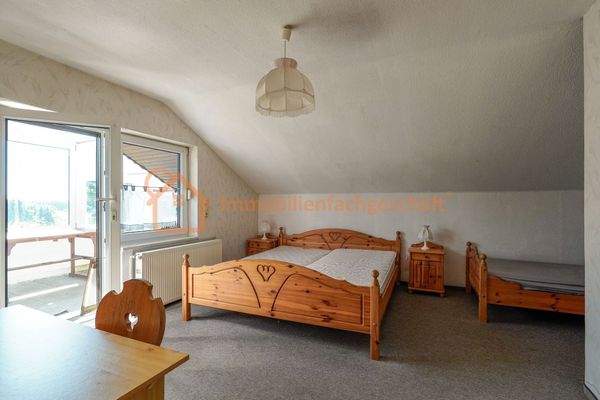 Holzschlafzimmer mit Balkon