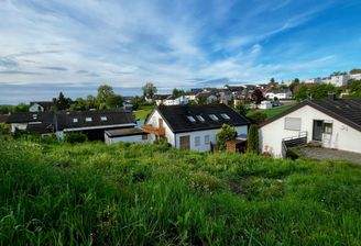 Blick auf Böschung und in die Ferne