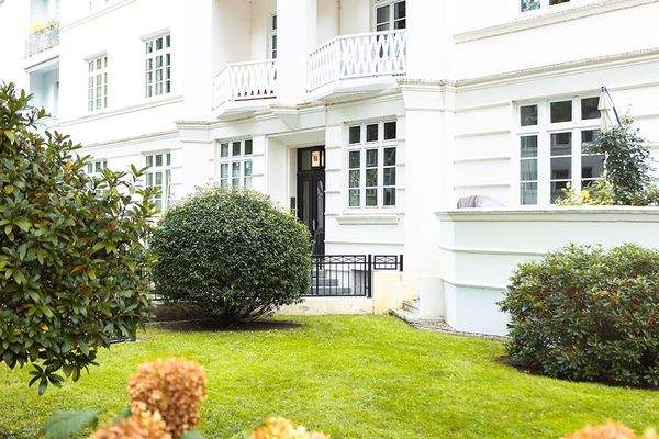 Hauseingang Strassenseite, Balkon Hochparterre.jpg