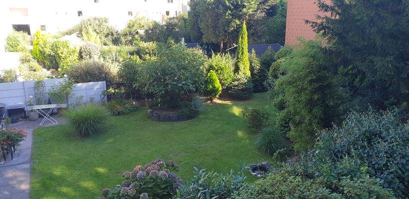 Blick vom Balkon in die umliegenden Gärten.jpg