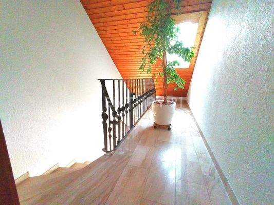 Der helle und gepflegte Hausflur