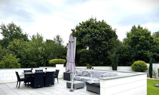 Daneben die Terrasse