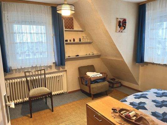 große, helle Zimmer durch Gauben- und Giebelfenster im Dachgeschoss