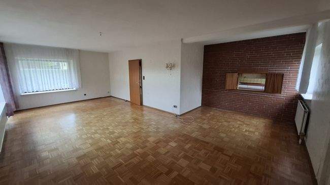 Wohnzimmer und Essplatz vor der Küche