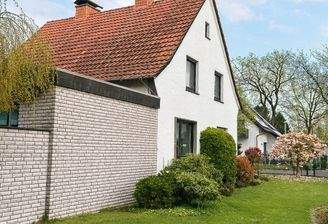 Einfamilienhaus mit Anbau (mit KI bearbeitet)