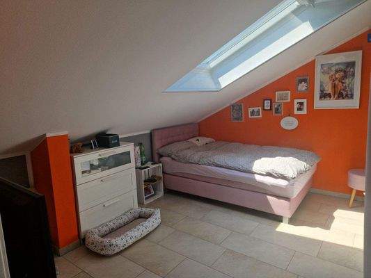 Kinder- oder Gästezimmer im Dachgeschoss