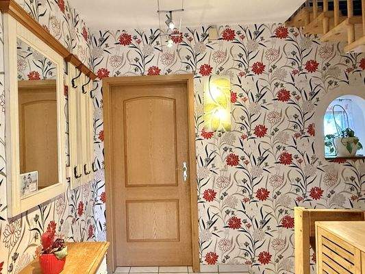 Treppenhaus mit Diele und Zugang zum Wohnbereich