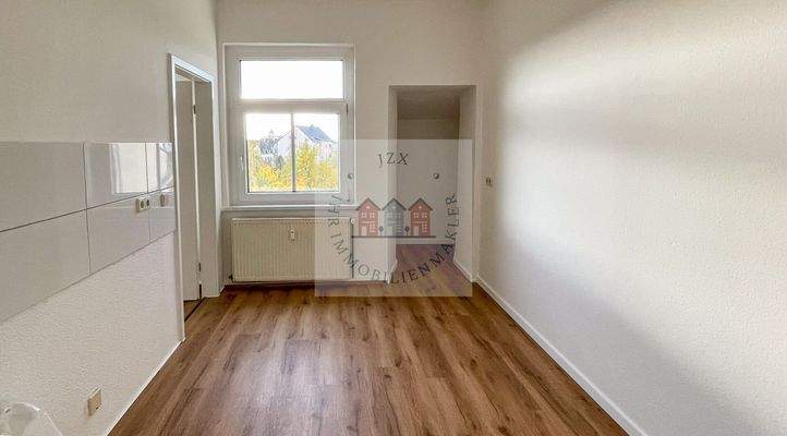 Küche mit Abstellkammer