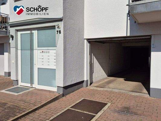 Hauseingang mit Einfahrt Tiefgarage