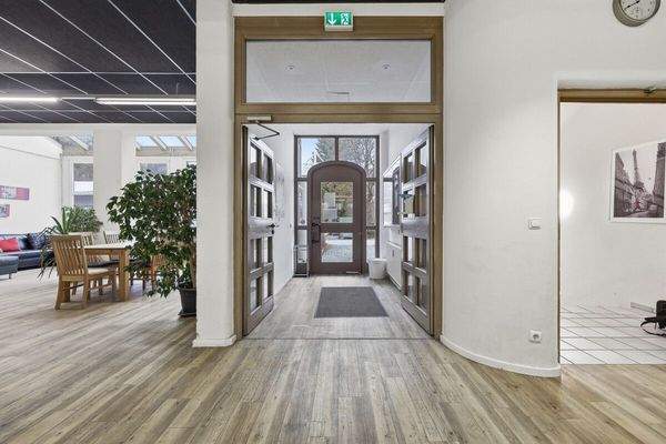 Der lichtdurchflutete Eingangsbereich