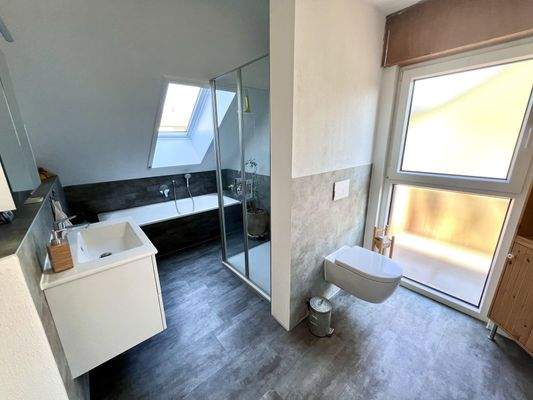 Modernes Vollbad im Dachgeschoss