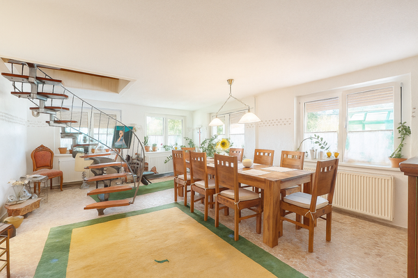 20251010_1053_Wohnzimmer mit Wendeltreppe_remix_01k76n1apqfjj8sqdcj76g87rx.png