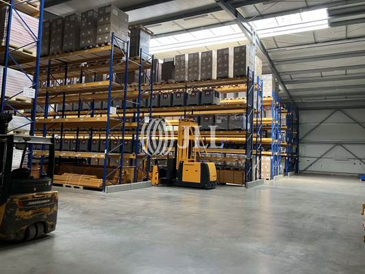 Halle C mit Palettenregal