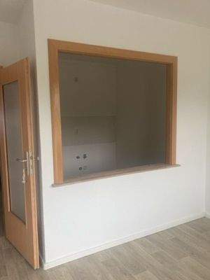 Wohnzimmer mit Blick auf Durchreiche