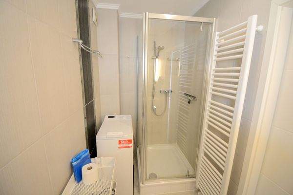 Tageslicht-Duschbad mit WM-Anschluss