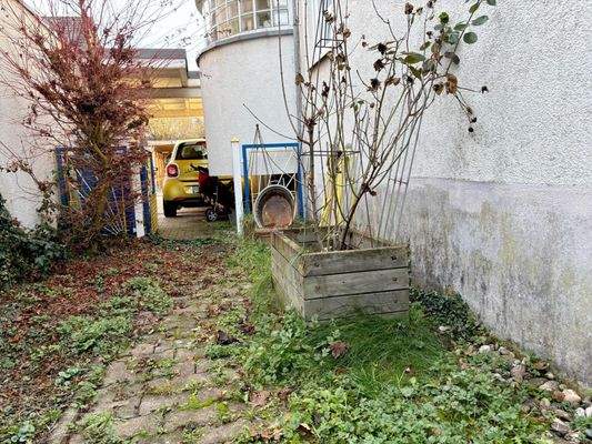 ebener Durchgang zum Carport