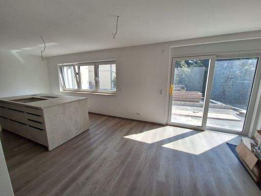 Blick vom Wohnzimmer auf den Balkon