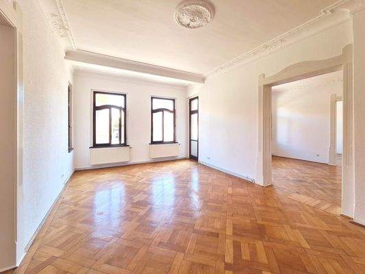 Zimmer mit Balkonzugang