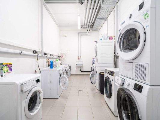 Waschraum mit zwei Anschlüssen (Waschmaschine und Trockner)