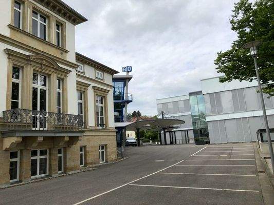 Durchfahrt zw. Neubau und Villa