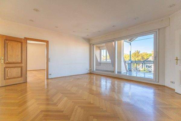 Esszimmer mit Zugang zum Balkon