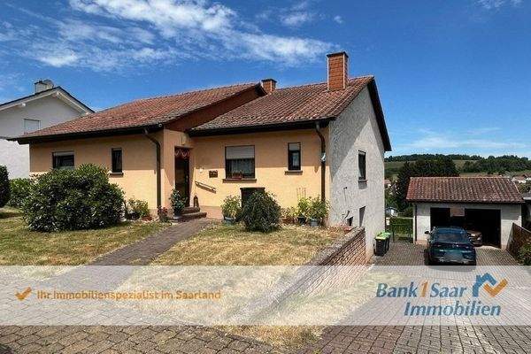 Außenansicht mit Garage