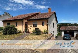 Außenansicht mit Garage