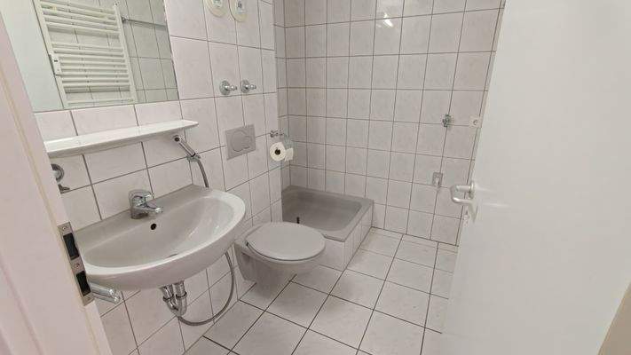 Helles Badezimmer mit Dusche
