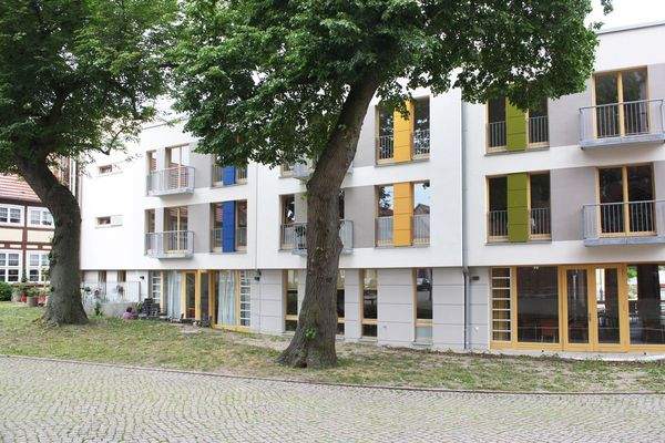 Gebäudeansicht von der Kirche