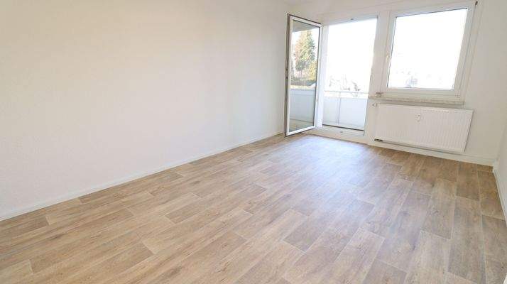 Wohnzimmer mit Balkon