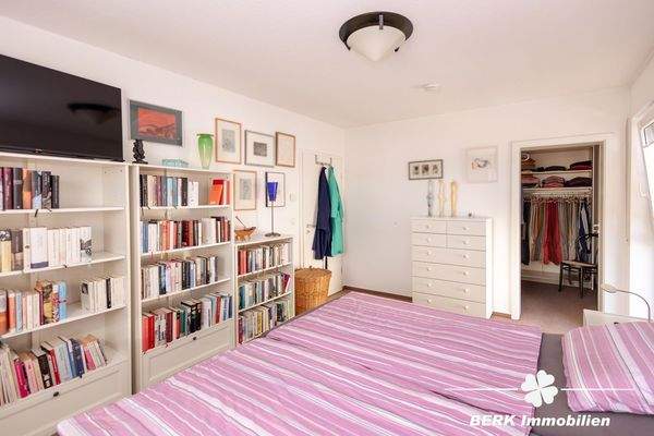 Schlafzimmer mit Zugang zur Ankleide