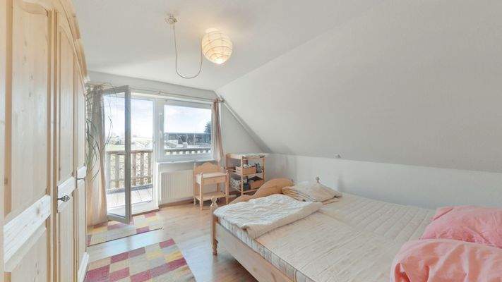 Schlafzimmer mit Zugang zum Balkon