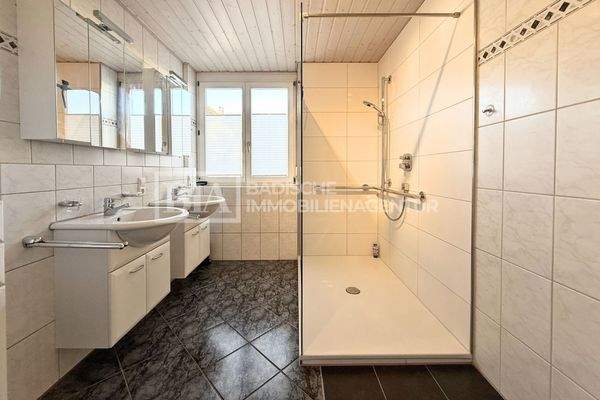 Bad mit WC und Dusche OG