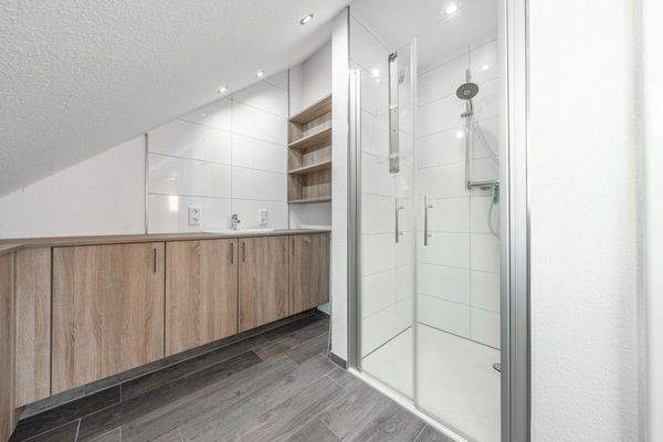 und die ebenerdige Dusche