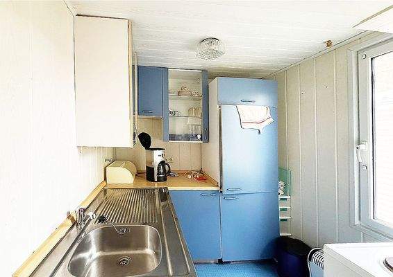 ...mit separater Küche farblich ansprechend